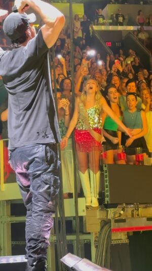 Enrique Iglesias Instagram - 🫶🫶🫶 #thetrilogytour is back next week!!!