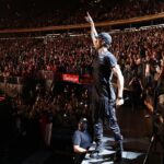 Enrique Iglesias Instagram - #chasingthesun☝️#enriquerickytour 📸: @toddkaplanphoto