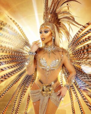 Envy Peru Instagram - Wat was het weer een waanzinnig seizoen van Make Up Your Mind ❤️✨

In een tijd waar er discussies in de wereld worden gevoerd of Drag verboden zou moeten worden in openbare ruimtes omdat het “gevaarlijk” zou zijn, en met het toenemende geweld en agressie naar leden van onze LHBTQ+ community ben ik ontzettend trots dat wij in Nederland een programma als Make Up Your Mind prime-time op zaterdagavond uitzenden.

Drag is een kunstvorm, vak, een statement, liefde en vooral entertainment. En dit allemaal hebben we mogen terugzien in de spectaculaire finale. 

Aan de kandidaten die ik heb mogen begeleiden en coachen in hun weg naar de catwalk; Dankjewel voor het vertrouwen, jullie kwetsbaarheid en volledige overgave 🙏🏼. Mannen zoals jullie hebben wij als community nu meer nodig dan ooit. Helden 🫶🏼❤️Jullie zijn er voor gegaan en hebben allemaal ervaren dat het lang niet zo makkelijk is wat wij Queens doen. Zal geen namen noemen 😜

Wat ben ik @herrie_makers, @carloboszhard, @rtl.nl en het hele team dankbaar dat ik zo’n groot onderdeel mag zijn van dit fantastische programma. Jullie maken het met zoveel liefde, dat zie je terug. Elke keer is het feest en moet ik mezelf even knijpen. Daar had kleine Boris alleen van kunnen dromen vroeger 🥹🫶🏼❤️

Naar alle MUA’s.. wat hebben jullie wederom fantastisch werk geleverd. Zo trots op jullie!

Bedankt voor al jullie lieve berichtjes. Zo fijn te lezen dat jullie genoten hebben van de afleveringen. Hopelijk zijn we snel weer terug met een nieuw seizoen ✨🤩✨

Wat waren jullie favoriete momenten dit Make Up Your Mind seizoen? 😍
——
Photo: @robster16
——
#MakeUpYourMind #transformation #makeup #love #inca #goddess #peru #envyperu