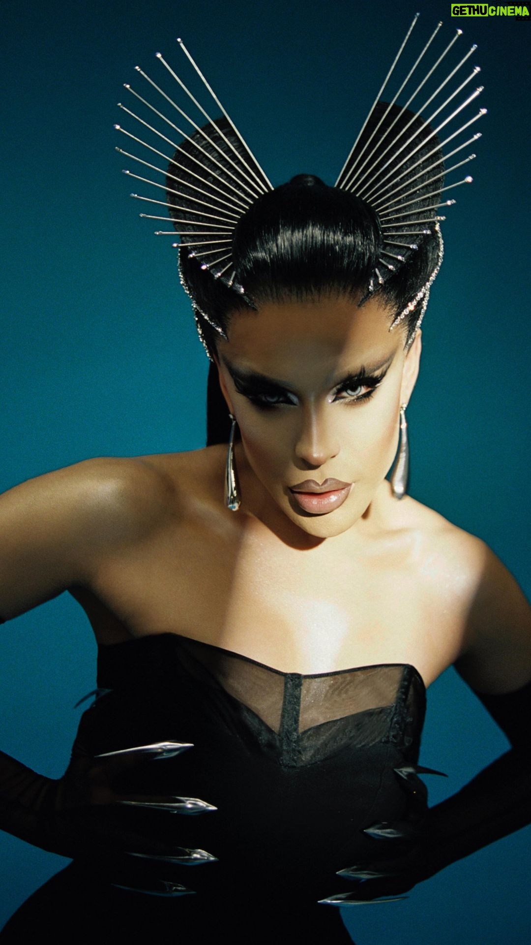 Envy Peru - 29K Likes - ✨MUGLER✨ BTS vs Result
Publication for @mirror_mirror_magazine in
@hm x @muglerofficial
Photography: @philinevandenhul Visualisation: @phil.and.phill
Styling & artdirection: @marjabennebroek
Hair: @wigmayson
Nails: @samu.el
——
#Mugler #HM #MuglerHM #ThierryMugler #futuristic