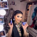 Envy Peru Instagram - In deze samenwerking met Olay_nl neem ik je even mee in mijn routine na een hele dag show 🤩❤️ Het aller belangrijkst voor een perfecte make up applicatie is een goede huid! Huidverzorging word hierin zo vaak vergeten terwijl s’nachts je huidherstel het meest actief is. Dus een goede verzorging is voor mij super belangrijk! De twee key ingrediënten in Olay Regenerist Retinol 24 MAX lijn zijn Retinol en Niacinamide Retinol is een vitamine A die de oppervlakte van de huidcellen vernieuwd. Denk aan het bestrijden van fijne lijntjes, verkleuring en textuur. Niacinamide is vitamine B3 dat helpt bij een oneffen huidtint, grove poriën of het ontstaan van rimpels. Als je een vette of gecombineerde huid hebt is de Serum een goed alternatief. Als je vragen hebt, let me know ❤️ —— #Olay #RetinolMAX #samenwerking #makeup #drag #transformation #rupaulsdragrace #dragqueen #beauty #skincare #nofilter