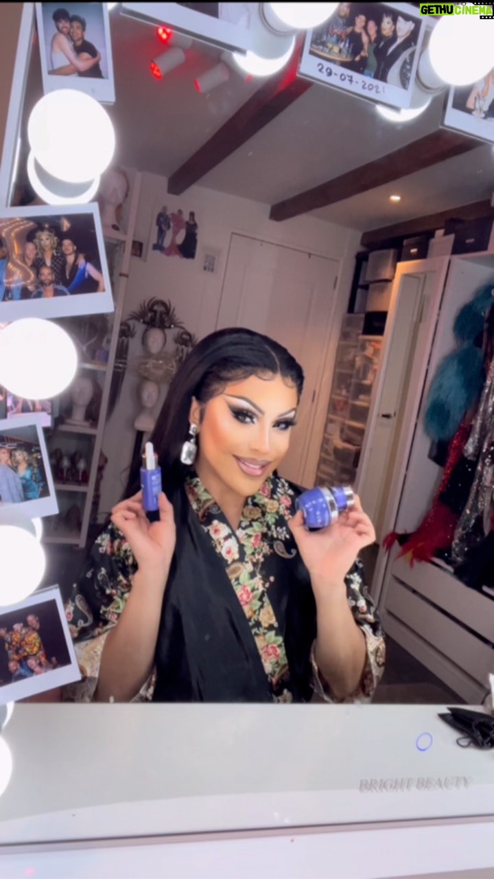 Envy Peru Instagram - In deze samenwerking met Olay_nl neem ik je even mee in mijn routine na een hele dag show 🤩❤️ Het aller belangrijkst voor een perfecte make up applicatie is een goede huid! Huidverzorging word hierin zo vaak vergeten terwijl s’nachts je huidherstel het meest actief is. Dus een goede verzorging is voor mij super belangrijk! De twee key ingrediënten in Olay Regenerist Retinol 24 MAX lijn zijn Retinol en Niacinamide Retinol is een vitamine A die de oppervlakte van de huidcellen vernieuwd. Denk aan het bestrijden van fijne lijntjes, verkleuring en textuur. Niacinamide is vitamine B3 dat helpt bij een oneffen huidtint, grove poriën of het ontstaan van rimpels. Als je een vette of gecombineerde huid hebt is de Serum een goed alternatief. Als je vragen hebt, let me know ❤️ —— #Olay #RetinolMAX #samenwerking #makeup #drag #transformation #rupaulsdragrace #dragqueen #beauty #skincare #nofilter