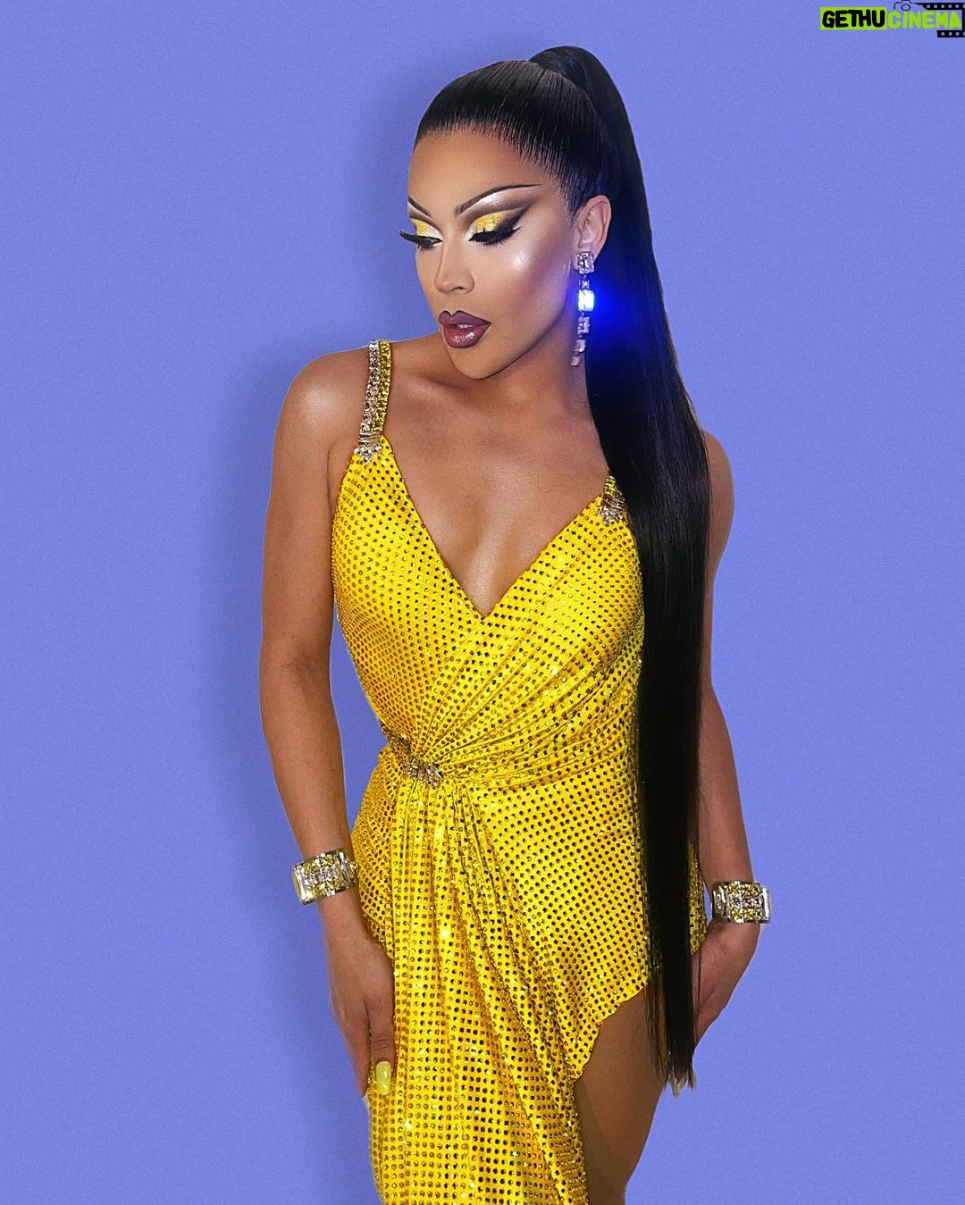 Envy Peru Instagram - And your special Secret Duets guest singer was…ME! 💫 People who are close to me know that I always had a fear of singing solo in front of people. At acting school I would literally freeze! It’s funny because when I was younger I used to be a catholic choir boy! In a group fine.. solo..🙅🏽♀️no ma’am I actually think I was a great singer in a previous life and for some mysterious reason I lost my voice and people booed me off stage and I decided not to sing any more in that life 🤣 The good thing about getting older is that you stop giving a 💩 I always like to challenge myself and do things that I find scary! And that’s what I did, on national television, and I loved it ❤️ Special thank you to my friend @robmusic7 and coach @kirstenmichel for helping me along the way! And @jamailoman for being the best duet partner! It was so much fun and I hoped you enjoyed this amazing and special episode💫 —— Dress: @gloed_amsterdam Hair: by me —— #SecretDuets #Ponytail #hair #transformation #love #makeup #lemon