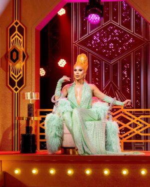 Envy Peru Instagram - Wat was het weer een waanzinnig seizoen van Make Up Your Mind ❤️✨

In een tijd waar er discussies in de wereld worden gevoerd of Drag verboden zou moeten worden in openbare ruimtes omdat het “gevaarlijk” zou zijn, en met het toenemende geweld en agressie naar leden van onze LHBTQ+ community ben ik ontzettend trots dat wij in Nederland een programma als Make Up Your Mind prime-time op zaterdagavond uitzenden.

Drag is een kunstvorm, vak, een statement, liefde en vooral entertainment. En dit allemaal hebben we mogen terugzien in de spectaculaire finale. 

Aan de kandidaten die ik heb mogen begeleiden en coachen in hun weg naar de catwalk; Dankjewel voor het vertrouwen, jullie kwetsbaarheid en volledige overgave 🙏🏼. Mannen zoals jullie hebben wij als community nu meer nodig dan ooit. Helden 🫶🏼❤️Jullie zijn er voor gegaan en hebben allemaal ervaren dat het lang niet zo makkelijk is wat wij Queens doen. Zal geen namen noemen 😜

Wat ben ik @herrie_makers, @carloboszhard, @rtl.nl en het hele team dankbaar dat ik zo’n groot onderdeel mag zijn van dit fantastische programma. Jullie maken het met zoveel liefde, dat zie je terug. Elke keer is het feest en moet ik mezelf even knijpen. Daar had kleine Boris alleen van kunnen dromen vroeger 🥹🫶🏼❤️

Naar alle MUA’s.. wat hebben jullie wederom fantastisch werk geleverd. Zo trots op jullie!

Bedankt voor al jullie lieve berichtjes. Zo fijn te lezen dat jullie genoten hebben van de afleveringen. Hopelijk zijn we snel weer terug met een nieuw seizoen ✨🤩✨

Wat waren jullie favoriete momenten dit Make Up Your Mind seizoen? 😍
——
Photo: @robster16
——
#MakeUpYourMind #transformation #makeup #love #inca #goddess #peru #envyperu