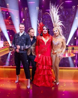 Envy Peru Instagram - Wat was het weer een waanzinnig seizoen van Make Up Your Mind ❤️✨

In een tijd waar er discussies in de wereld worden gevoerd of Drag verboden zou moeten worden in openbare ruimtes omdat het “gevaarlijk” zou zijn, en met het toenemende geweld en agressie naar leden van onze LHBTQ+ community ben ik ontzettend trots dat wij in Nederland een programma als Make Up Your Mind prime-time op zaterdagavond uitzenden.

Drag is een kunstvorm, vak, een statement, liefde en vooral entertainment. En dit allemaal hebben we mogen terugzien in de spectaculaire finale. 

Aan de kandidaten die ik heb mogen begeleiden en coachen in hun weg naar de catwalk; Dankjewel voor het vertrouwen, jullie kwetsbaarheid en volledige overgave 🙏🏼. Mannen zoals jullie hebben wij als community nu meer nodig dan ooit. Helden 🫶🏼❤️Jullie zijn er voor gegaan en hebben allemaal ervaren dat het lang niet zo makkelijk is wat wij Queens doen. Zal geen namen noemen 😜

Wat ben ik @herrie_makers, @carloboszhard, @rtl.nl en het hele team dankbaar dat ik zo’n groot onderdeel mag zijn van dit fantastische programma. Jullie maken het met zoveel liefde, dat zie je terug. Elke keer is het feest en moet ik mezelf even knijpen. Daar had kleine Boris alleen van kunnen dromen vroeger 🥹🫶🏼❤️

Naar alle MUA’s.. wat hebben jullie wederom fantastisch werk geleverd. Zo trots op jullie!

Bedankt voor al jullie lieve berichtjes. Zo fijn te lezen dat jullie genoten hebben van de afleveringen. Hopelijk zijn we snel weer terug met een nieuw seizoen ✨🤩✨

Wat waren jullie favoriete momenten dit Make Up Your Mind seizoen? 😍
——
Photo: @robster16
——
#MakeUpYourMind #transformation #makeup #love #inca #goddess #peru #envyperu
