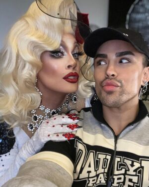 Envy Peru Instagram - Wat was het weer een waanzinnig seizoen van Make Up Your Mind ❤️✨

In een tijd waar er discussies in de wereld worden gevoerd of Drag verboden zou moeten worden in openbare ruimtes omdat het “gevaarlijk” zou zijn, en met het toenemende geweld en agressie naar leden van onze LHBTQ+ community ben ik ontzettend trots dat wij in Nederland een programma als Make Up Your Mind prime-time op zaterdagavond uitzenden.

Drag is een kunstvorm, vak, een statement, liefde en vooral entertainment. En dit allemaal hebben we mogen terugzien in de spectaculaire finale. 

Aan de kandidaten die ik heb mogen begeleiden en coachen in hun weg naar de catwalk; Dankjewel voor het vertrouwen, jullie kwetsbaarheid en volledige overgave 🙏🏼. Mannen zoals jullie hebben wij als community nu meer nodig dan ooit. Helden 🫶🏼❤️Jullie zijn er voor gegaan en hebben allemaal ervaren dat het lang niet zo makkelijk is wat wij Queens doen. Zal geen namen noemen 😜

Wat ben ik @herrie_makers, @carloboszhard, @rtl.nl en het hele team dankbaar dat ik zo’n groot onderdeel mag zijn van dit fantastische programma. Jullie maken het met zoveel liefde, dat zie je terug. Elke keer is het feest en moet ik mezelf even knijpen. Daar had kleine Boris alleen van kunnen dromen vroeger 🥹🫶🏼❤️

Naar alle MUA’s.. wat hebben jullie wederom fantastisch werk geleverd. Zo trots op jullie!

Bedankt voor al jullie lieve berichtjes. Zo fijn te lezen dat jullie genoten hebben van de afleveringen. Hopelijk zijn we snel weer terug met een nieuw seizoen ✨🤩✨

Wat waren jullie favoriete momenten dit Make Up Your Mind seizoen? 😍
——
Photo: @robster16
——
#MakeUpYourMind #transformation #makeup #love #inca #goddess #peru #envyperu