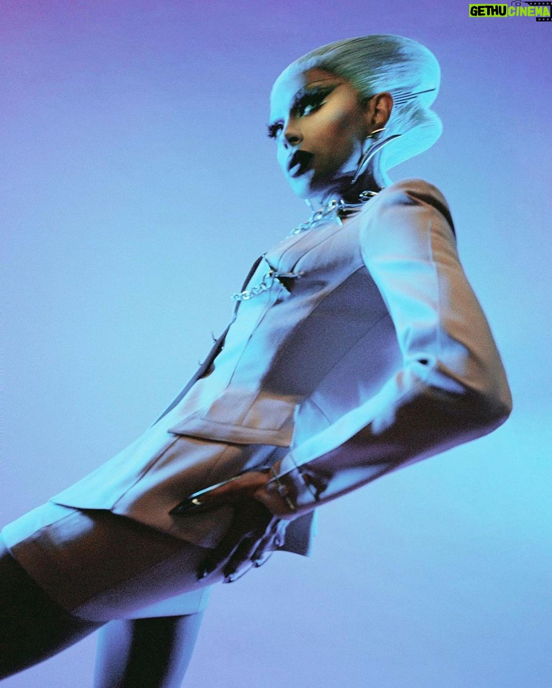 Envy Peru Instagram - 💫MUGLER Shapes💫 🛸Publication for @mirror_mirror_magazine in @hm x @muglerofficial —— Photography: @philinevandenhul Photo 2: BTS Visualisation: @phil.and.phill Styling & artdirection: @marjabennebroek Photo 1&2 Hair: styled by me Photo 3&4 Hair: @wigmayson —— #Mugler #HM #MuglerHM #ThierryMugler #Futuristic #makeup #transformation #love
