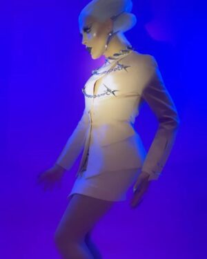 Envy Peru Instagram - Today on my my birthday I’m giving executive lady from the future with the good hair…Age: unknown. Of course in MUGLER🛸

Publication for @mirror_mirror_magazine in
@hm x @muglerofficial
——
Photography: @philinevandenhul
Visualisation: @phil.and.phill
Styling & artdirection: @marjabennebroek
Hair: @wigmayson
Nails: @samu.el
——
#Mugler #HM #MuglerHM #ThierryMugler #Futuristic #makeup #transformation #love #birthday