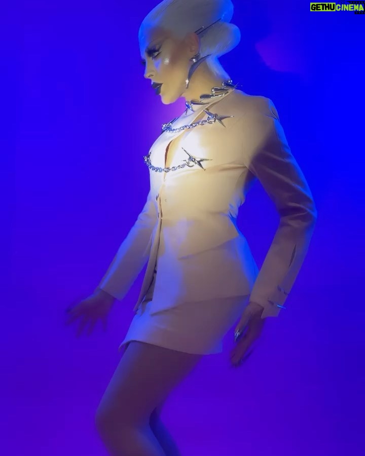 Envy Peru - 21.2K Likes - Today on my my birthday I’m giving executive lady from the future with the good hair…Age: unknown. Of course in MUGLER🛸
Publication for @mirror_mirror_magazine in
@hm x @muglerofficial
——
Photography: @philinevandenhul
Visualisation: @phil.and.phill
Styling & artdirection: @marjabennebroek
Hair: @wigmayson
Nails: @samu.el
——
#Mugler #HM #MuglerHM #ThierryMugler #Futuristic #makeup #transformation #love #birthday