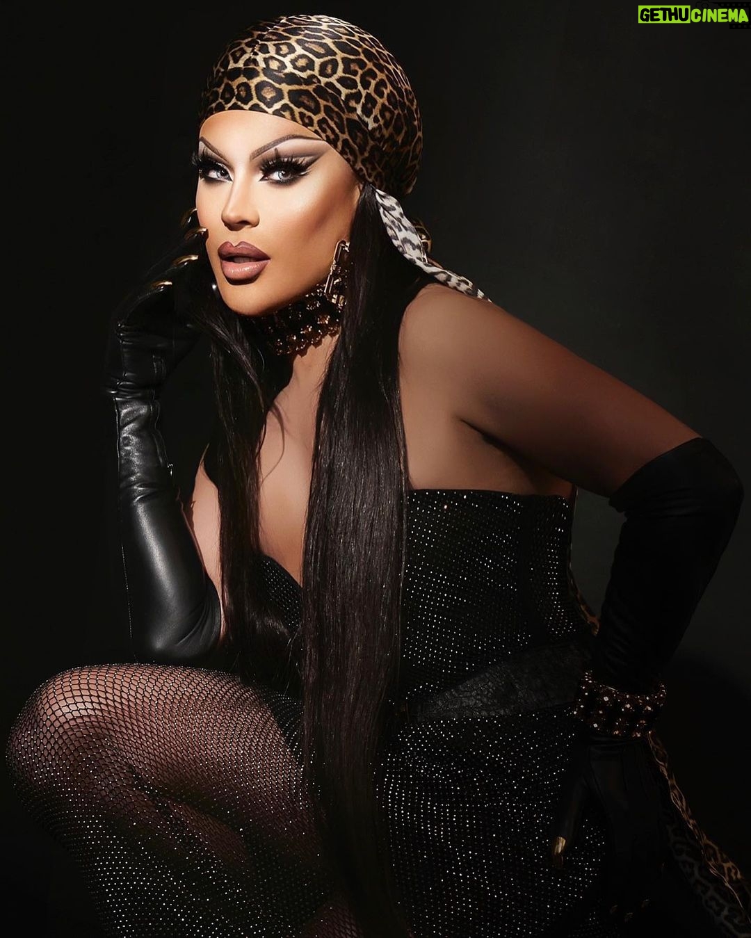 Envy Peru Instagram - Brand new episode of Make Up Your Mind at 20:00u RTL4 🤩🎉 Who is tuning in? Let’s be the best viewed Saturday night show again. Even die anti-draggers een poepie laten ruiken 😙🫶🏽Drag is kunst en liefde. PUNT. —— Photo: @cyrieljacobs Jewellery & accessories: @vandenbergbjorn Gloves: @majestyblack —— #envyperu #makeupyourmind #makeup #transformation #love #dragqueen #rupaulsdragrace