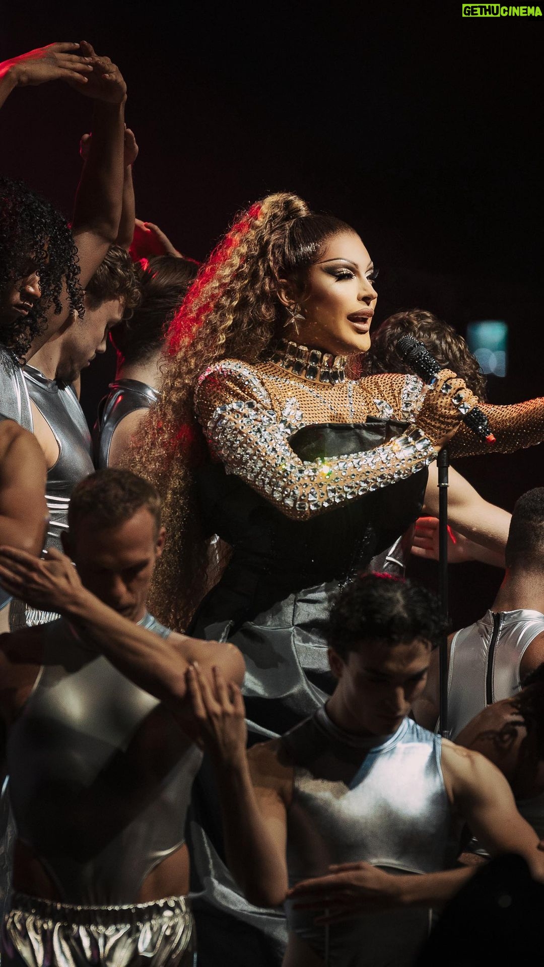 Envy Peru - 30.2K Likes - ✨Queen B said “The Renaissance is not over” 😱✨
Already one week ago since the Werq The World show. So many amazing video’s and so hard to pick parts. For the ones who weren’t there I’ll upload some of my favourite parts in the coming days 🫶🏼✨
Cover Photo: @andyonderstal
#rupaulsdragrace #werqtheworld #ziggodome #renaissanceworldtour #beyonce #dancers #renaissance