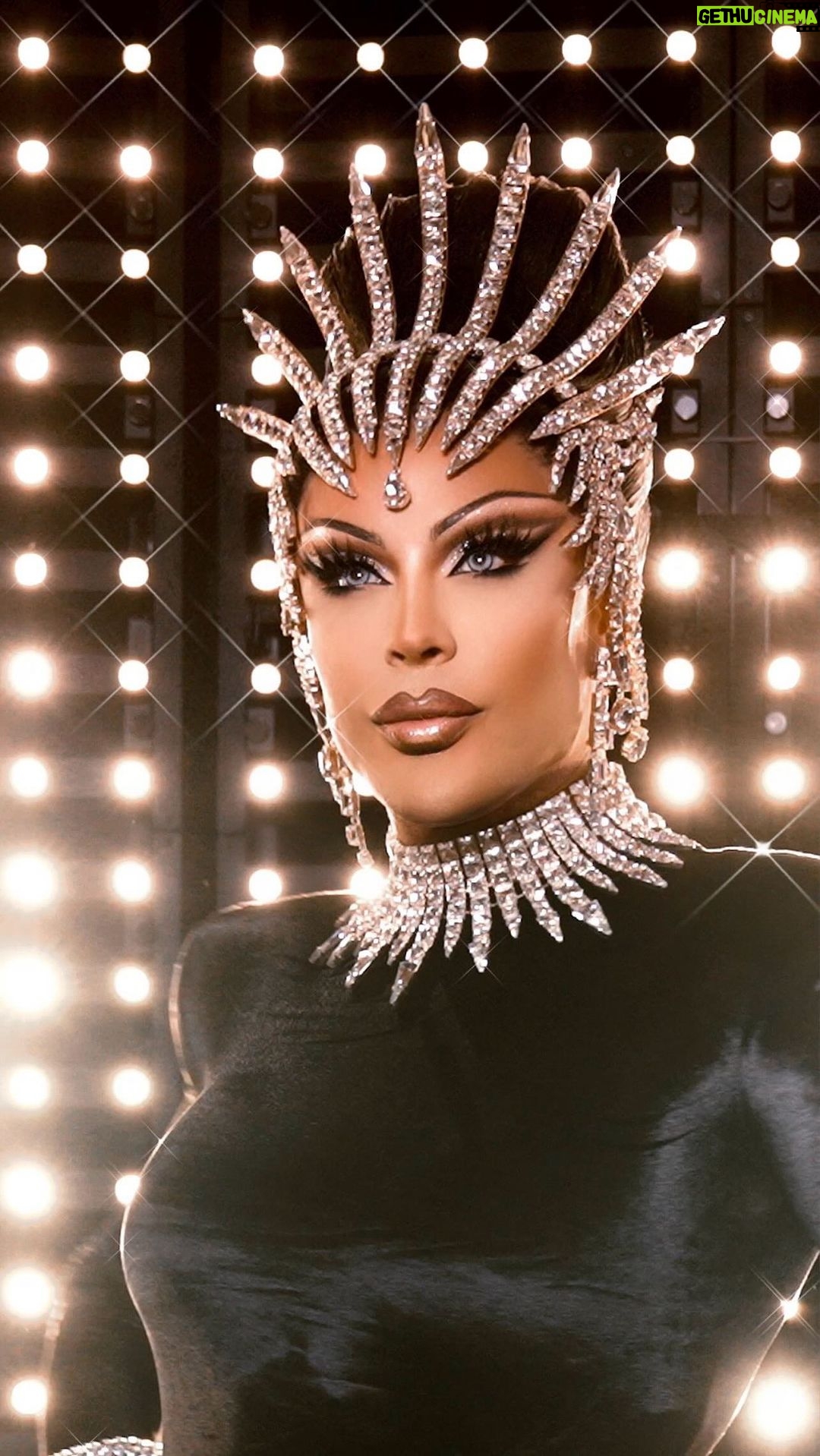 Envy Peru - 26.7K Likes - Bringing the opulence to @televizier ✨
The look for the Gouden Televizier Ring Gala, the national Dutch television awards!✨
——
Look: @iammamaqueen
Hair @parizhair
Video: @avrotros
Bracelets made by me
Headpiece inspired by Thierry Mugler ‘99 Tiara
#televizier #televizierringgala #thierrymugler #tiara #redcarpet #queen