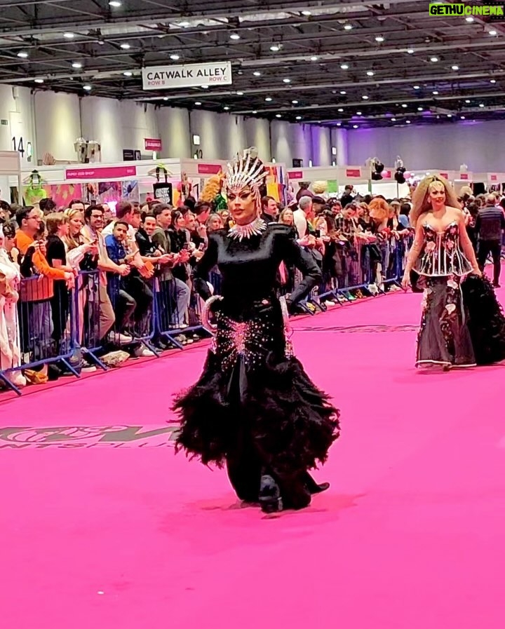 Envy Peru Instagram - What a magical weekend it was meeting and seeing you all again during @rupaulsdragcon 2024 🇬🇧 Thank you so much for the love, support, appreciation, gifts and loyalty. I am beyond grateful ❤️ Couldn’t have done it without my amazing Travel Proud partner @bookingcom and team who did an excellent job making everything perfect. My bf @spryro, @jefstuut, @terencebempah, @ryandb_ , @l_ogan_roach_ , @dragsofanarchy team and @jorgeantoniofujizaki (from a distance) ❤️ You all made this weekend one to remember forever. The energy, friendship and love was vibrant and I really love and adore all of you 🥹🫶🏼 Photo: @stunnin.mag @cyrieljacobs #rupaulsdragcon #rupaulsdragrace #rupaulsdragconuk #dragconuk #excellondon #dragraceholland #dragcon2024 #rupaulsdragcon2024 #pinkcarpet #worldofwonder #wowpresentsplus #pinkcarpet ExCeL London