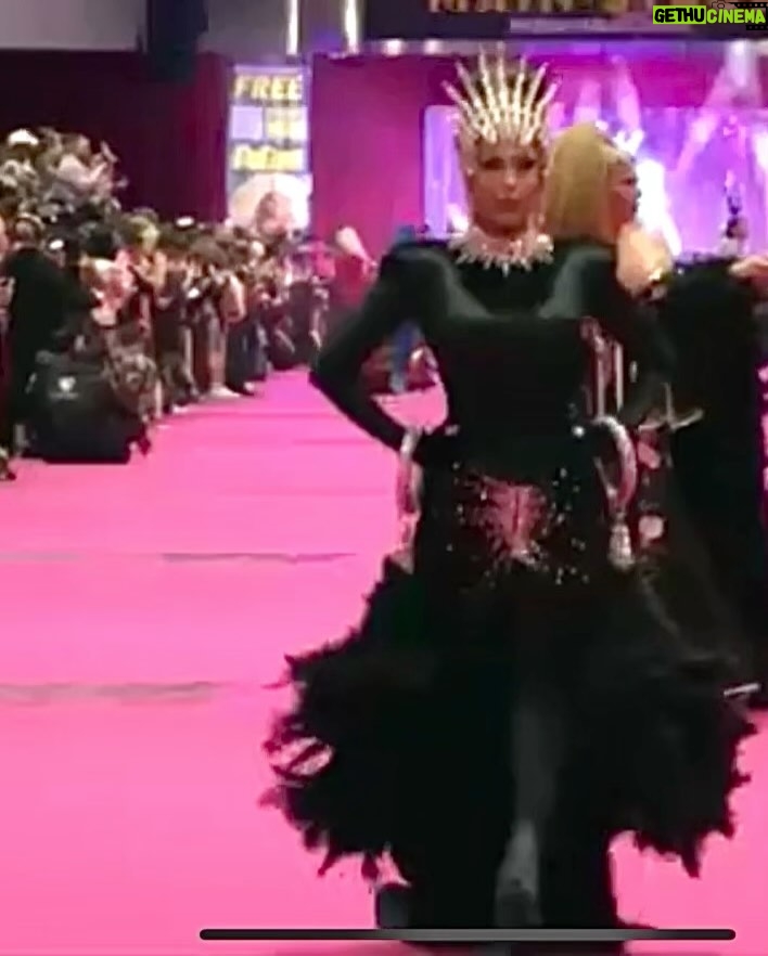 Envy Peru Instagram - What a magical weekend it was meeting and seeing you all again during @rupaulsdragcon 2024 🇬🇧 Thank you so much for the love, support, appreciation, gifts and loyalty. I am beyond grateful ❤️ Couldn’t have done it without my amazing Travel Proud partner @bookingcom and team who did an excellent job making everything perfect. My bf @spryro, @jefstuut, @terencebempah, @ryandb_ , @l_ogan_roach_ , @dragsofanarchy team and @jorgeantoniofujizaki (from a distance) ❤️ You all made this weekend one to remember forever. The energy, friendship and love was vibrant and I really love and adore all of you 🥹🫶🏼 Photo: @stunnin.mag @cyrieljacobs #rupaulsdragcon #rupaulsdragrace #rupaulsdragconuk #dragconuk #excellondon #dragraceholland #dragcon2024 #rupaulsdragcon2024 #pinkcarpet #worldofwonder #wowpresentsplus #pinkcarpet ExCeL London