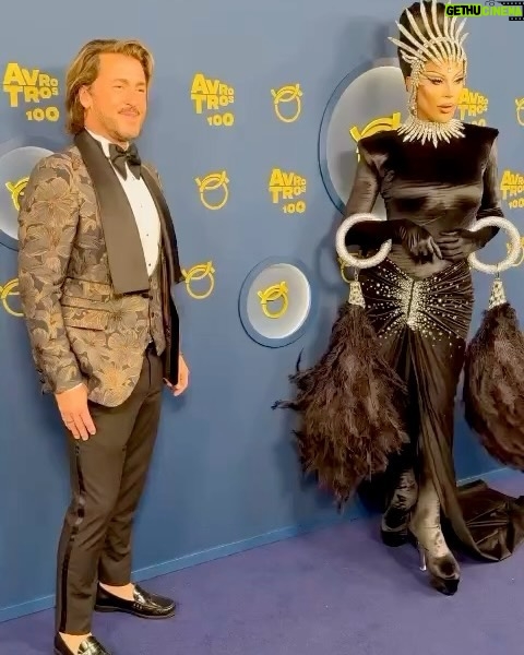 Envy Peru - 23K Likes - Televizier Ring Gala, the national television awards with the sweet @herrie_makers representing for Make Up Your Mind 🌟 What a night, congratulations to all the winners!
Oh yes, I was feeling this look ✨
——
Look: @iammamaqueen
Hair @parizhair
Photo: @edwinsmulders & @joy.hansson
Bracelets made by me
Headpiece inspired by Thierry Mugler ‘99 Tiara
#televizier #televizierringgala #thierrymugler #tiara #redcarpet #queen