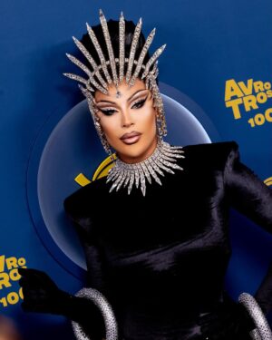 Envy Peru Instagram - Televizier Ring Gala, the national television awards with the sweet @herrie_makers representing for Make Up Your Mind 🌟 What a night, congratulations to all the winners!

Oh yes, I was feeling this look ✨
——
Look: @iammamaqueen
Hair @parizhair
Photo: @edwinsmulders & @joy.hansson
Bracelets made by me
Headpiece inspired by Thierry Mugler ‘99 Tiara

#televizier #televizierringgala #thierrymugler #tiara #redcarpet #queen