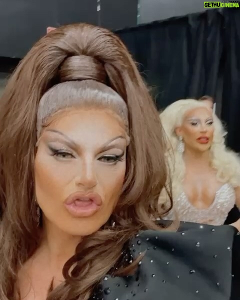 Envy Peru Instagram - FRED & FRIENDS 👠 Once again one to remember!! I did some make up magic on @fredvanleer and transformed him once again back to lady Fred during his 2 sold out shows in Ahoy Rotterdam. Thank you Fred and the whole team for having me with you and for your trust! So so proud of you and to be part of this🥹❤️ I took the opportunity to perform @kylieminogue Padam Padam as a celebration of the release of her new album Tension🌟 Look: @iammamaqueen Photo: @setvexy Video: @daniel_kraussss @spryro @ingereau #fredandfriends #fred&friends #kylieminogue #tension #padampadam Ahoy Arena Rotterdam