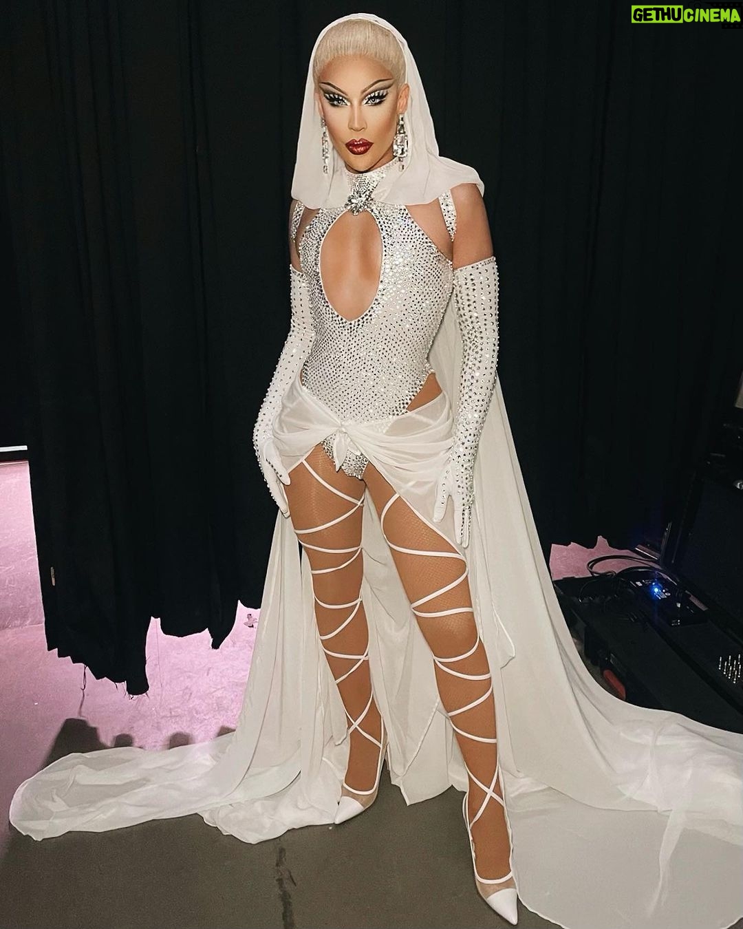 Envy Peru Instagram - FRED & FRIENDS 👠 Once again one to remember!! I did some make up magic on @fredvanleer and transformed him once again back to lady Fred during his 2 sold out shows in Ahoy Rotterdam. Thank you Fred and the whole team for having me with you and for your trust! So so proud of you and to be part of this🥹❤️ I took the opportunity to perform @kylieminogue Padam Padam as a celebration of the release of her new album Tension🌟 Look: @iammamaqueen Photo: @setvexy Video: @daniel_kraussss @spryro @ingereau #fredandfriends #fred&friends #kylieminogue #tension #padampadam Ahoy Arena Rotterdam