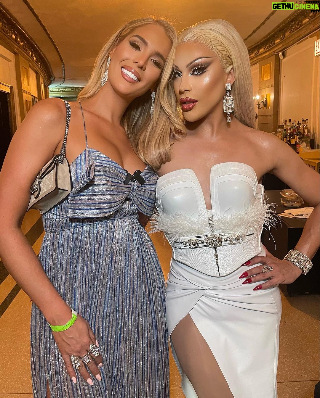 Envy Peru Instagram - 🇺🇸 Chicago 🇺🇸 Meeting all the icons and seeing all the excellence in Chicago was truly inspiring ⭐️ Loved being in Chicago for a whole week and making beautiful memories with my sisters @vanessavancartier and @janeyjacke and meeting so many amazing and talented queens. After watching the @continentalpageantry for years online it was time to finally see it in the theater and experiencing all the amazing talented contestants and previous winners live. What a week to remember and I’m truly mind blown! 🤩 So proud of our 3 girls @miss_stephany_from_belgium @thecountess.official and @queenhoffmann for representing Queen of the North Continental! You girls did that 🫶🏼❤️ Thank you @marcovalkdragshow and Frank for this amazing week and for being the absolute best ❤️ love you —— Look and accessories: @vandenbergbjorn ✨ —— #continentalpageantry #chicago #misscontinental2024 #misscontinental Chicago, Illinois
