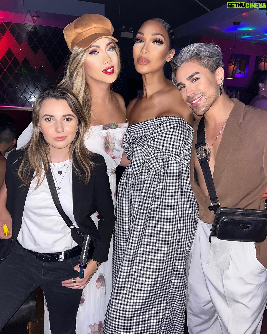 Envy Peru Instagram - 🇺🇸 Chicago 🇺🇸 Meeting all the icons and seeing all the excellence in Chicago was truly inspiring ⭐️ Loved being in Chicago for a whole week and making beautiful memories with my sisters @vanessavancartier and @janeyjacke and meeting so many amazing and talented queens. After watching the @continentalpageantry for years online it was time to finally see it in the theater and experiencing all the amazing talented contestants and previous winners live. What a week to remember and I’m truly mind blown! 🤩 So proud of our 3 girls @miss_stephany_from_belgium @thecountess.official and @queenhoffmann for representing Queen of the North Continental! You girls did that 🫶🏼❤️ Thank you @marcovalkdragshow and Frank for this amazing week and for being the absolute best ❤️ love you —— Look and accessories: @vandenbergbjorn ✨ —— #continentalpageantry #chicago #misscontinental2024 #misscontinental Chicago, Illinois