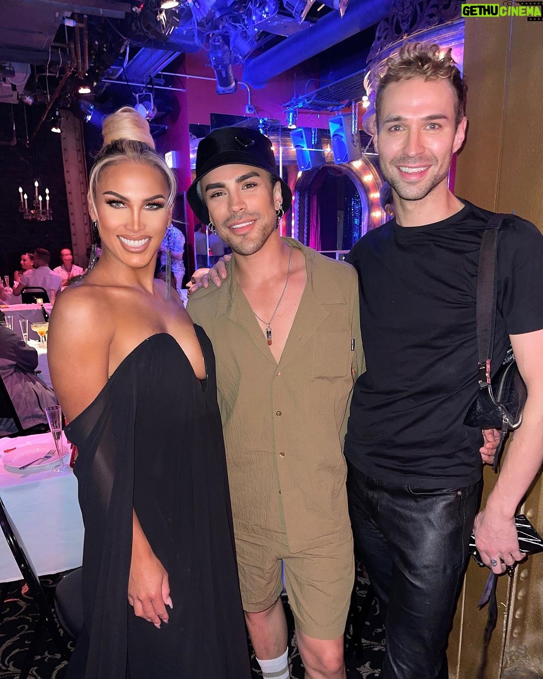 Envy Peru Instagram - 🇺🇸 Chicago 🇺🇸 Meeting all the icons and seeing all the excellence in Chicago was truly inspiring ⭐️ Loved being in Chicago for a whole week and making beautiful memories with my sisters @vanessavancartier and @janeyjacke and meeting so many amazing and talented queens. After watching the @continentalpageantry for years online it was time to finally see it in the theater and experiencing all the amazing talented contestants and previous winners live. What a week to remember and I’m truly mind blown! 🤩 So proud of our 3 girls @miss_stephany_from_belgium @thecountess.official and @queenhoffmann for representing Queen of the North Continental! You girls did that 🫶🏼❤️ Thank you @marcovalkdragshow and Frank for this amazing week and for being the absolute best ❤️ love you —— Look and accessories: @vandenbergbjorn ✨ —— #continentalpageantry #chicago #misscontinental2024 #misscontinental Chicago, Illinois