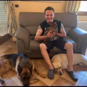 Enzo Salvi Instagram - Quando prendi un cane puoi cominciare a fare una selezione dei tuoi amici. Ci saranno quelli che ti diranno che è una scelta meravigliosa, e quelli che invece ti diranno che è un impegno enorme, che magari il cane puzza, o che ne hanno troppa paura per venire da te.
Poi passa il tempo e la selezione va avanti, peggio di un imbuto. Quando una sera dirai che non esci perché quel giorno specifico non ti va di lasciare solo il tuo cane, ci saranno quegli amici che ti diranno di aspettarli a casa con cane, divano e una birra perché ti raggiungeranno a breve, e quelli che invece ti diranno che hai perso la testa, e che non condividono il tuo modo di fare o di pensare, perché il cane non è un figlio, e se ci tieni troppo hai qualche problema affettivo.
Andrà sempre avanti così, sempre peggio, fino a quando non arriverà il giorno in cui avrai bisogno di un amico, vero, sincero, e ti renderai conto che quello che volevi alla fine ce l'hai accanto, col pelo, con le zampone e con la lingua umidiccia sempre pronta a sbaciucchiarti. E allora in barba a tutti, un cane ti regala tutto molto più di quanto tu possa solo immaginare, ma soprattutto ti regala la fedeltà, l'amore e anche la possibilità di capire chi davvero ti vuole bene e chi  no ❤️