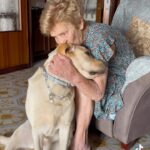 Enzo Salvi Instagram - I cani sono degli Angeli scesi dal cielo per condividere con noi la loro breve ed intensa Vita donando amore incondizionato ❤️ Proteggere e’ la più bella voce del verbo Amare 😘 Peggy & Nonna Bruna