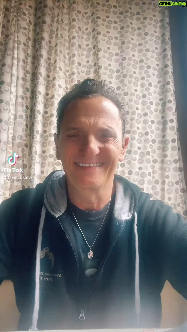 Enzo Salvi - 5.7K Likes - TUTORIAL PER COME UTILIZZARE I BOTTI LA SERA DI CAPODANNO 😜