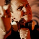 Enzo Salvi Instagram - Potevamo farvi gli auguri di natale normalmente, e invece abbiamo voluto esagerare come al solito. 🎅 EH ‘MBEEEE 😝 A distanza di 20 anni esatti da una delle performance musicali più memborabili della storia... si è riaccesa la LEGGENDA! ⭐️ Ciao Ruttini!!! 👋🏼🎤 ForArtist presenta... 💥 Enzo Salvi (aka Vomito) - Jamaica #ChristmasMusicSession (20° Anniversario) 💥 GUARDA LA MUSIC SESSION COMPLETA SUL CANALE YOUTUBE DI FORARTIST 🎥 È tutto vero 🥲 Mandala ad amici e parenti per un augurio speciale, se non te voi senti’ pure te come ‘N’OVO DE PASQUA SOTTO ‘N ALBERO DE NATALE! 🎄🐣😂 #EnzoSalvi #Vomito #Jamaica #ForArtist #NataleInIndia #20Anni #Condividila #buonnatale