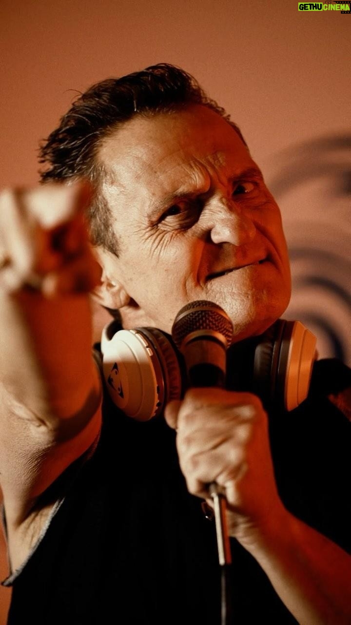 Enzo Salvi - 18K Likes - Potevamo farvi gli auguri di natale normalmente, e invece abbiamo voluto esagerare come al solito. 🎅
EH ‘MBEEEE 😝
A distanza di 20 anni esatti da una delle performance musicali più memborabili della storia... si è riaccesa la LEGGENDA! ⭐️
Ciao Ruttini!!! 👋🏼🎤
ForArtist presenta...
💥 Enzo Salvi (aka Vomito) - Jamaica #ChristmasMusicSession (20° Anniversario) 💥
GUARDA LA MUSIC SESSION COMPLETA SUL CANALE YOUTUBE DI FORARTIST 🎥
È tutto vero 🥲
Mandala ad amici e parenti per un augurio speciale, se non te voi senti’ pure te come ‘N’OVO DE PASQUA SOTTO ‘N ALBERO DE NATALE! 🎄🐣😂
#EnzoSalvi #Vomito #Jamaica #ForArtist #NataleInIndia #20Anni #Condividila #buonnatale