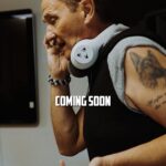 Enzo Salvi Instagram - Se non è HYPE QUESTO! 🧅 Enzo Salvi che parla al telefono con le cuffie ForArtist al collo? 📞 CHE COSA STA SUCCEDENDO??? 😱 Ve lo sveleremo presto. Per il momento nessun dettaglio: l’Operazione ‘Ritorno Leggendario’ è in corso 🕵️‍♂️ Con una dose di humor e un pizzico di mistero... 🎭 vi invitiamo a restare sintonizzati perché questa volta l’annuncio è eclatante. Promesso. MAMMAMIACOMMESTÒ! 🤯 #EnzoSalvi #ErCipolla #ComingSoon #StayTuned #ForArtist