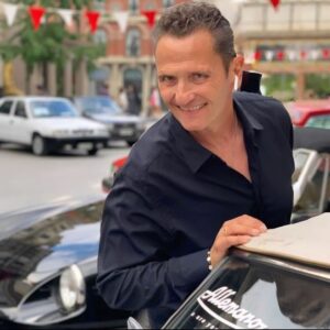 Enzo Salvi Instagram - Se una bambina o ragazza o signora 
(o chiunque)
camminando sola si sentisse minacciata da qualcuno o sapesse che la stanno seguendo e mi Vede, che mi prenda per mano, senza vergogna, e finga di conoscermi da sempre. Che cammini accanto a me e mi spieghi cosa le succede, qualcosa potrò fare. Correre insieme, capire insieme, gridare insieme, combattere insieme.... Noi dobbiamo esserci sempre per loro e
per noi💪❤️💪
Enzo Salvi