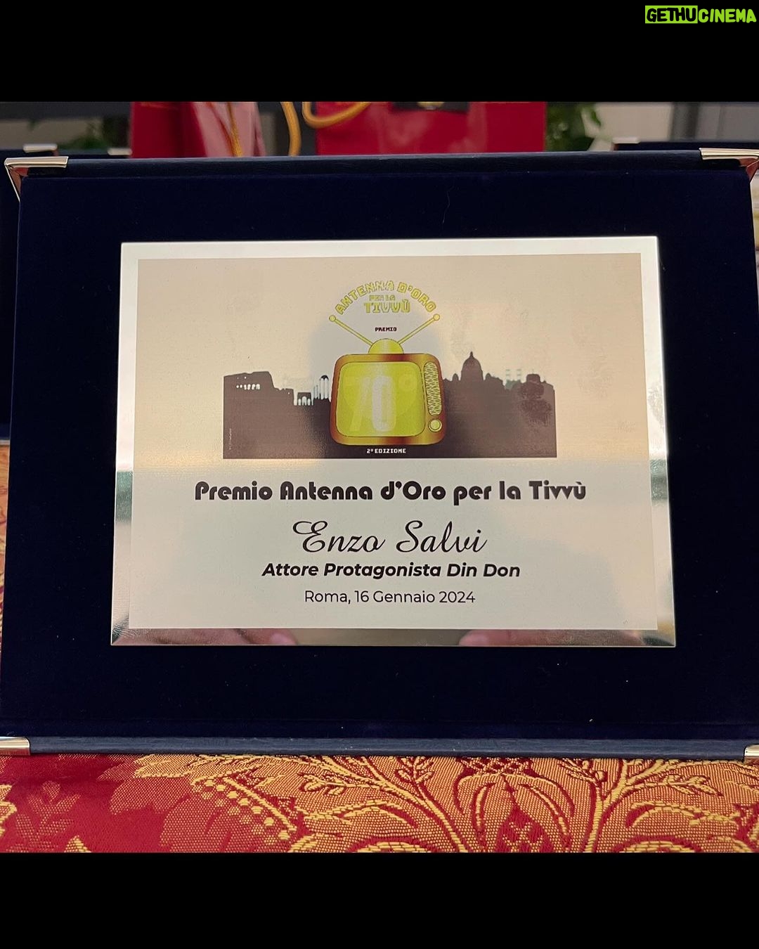 Enzo Salvi Instagram - Premio Antenna d’Oro per la TV in Campidoglio Dedico questo prestigioso riconoscimento a tutti Voi per la Stima e l’Affetto che mi dimostrate ❤️VVB❤️ Sala della Protomoteca in Campidoglio