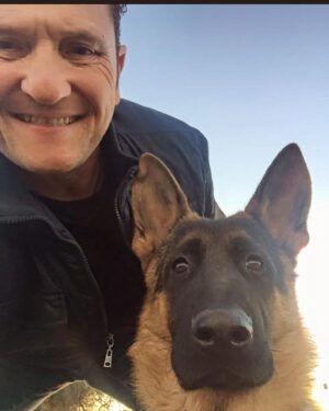 Enzo Salvi Instagram - Sta davvero diventando una strana società la nostra, vivere una vita, non dico stupenda, ma che almeno non sia proprio di merda è quasi impossibile. Devi difenderti da tutto e tutti, non puoi più fidarti di nessuno e la fetenzia del prossimo si spreca. 
Tutti che cercano di fregare tutti, piangiamo calde lacrime ad ogni piè sospinto e passato il momento si torna più iene di prima. 
Mi disgusta alquanto far parte del genere “umano”, preferisco di gran lunga il MONDO ANIMALE, molto istintivo ma molto più LEALE❤️ ZEUS ❤️
(Cit)