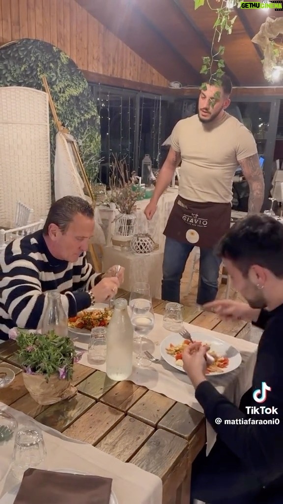 Enzo Salvi Instagram - Quando trovi il cameriere cortese e comprensivo ….