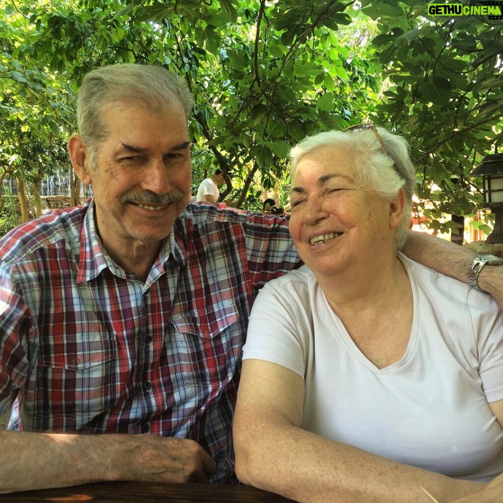 Erdal Küçükkömürcü Instagram - Sevgili Anneciğim ve Babacığım Sevgililer günümüz kutlu olsun