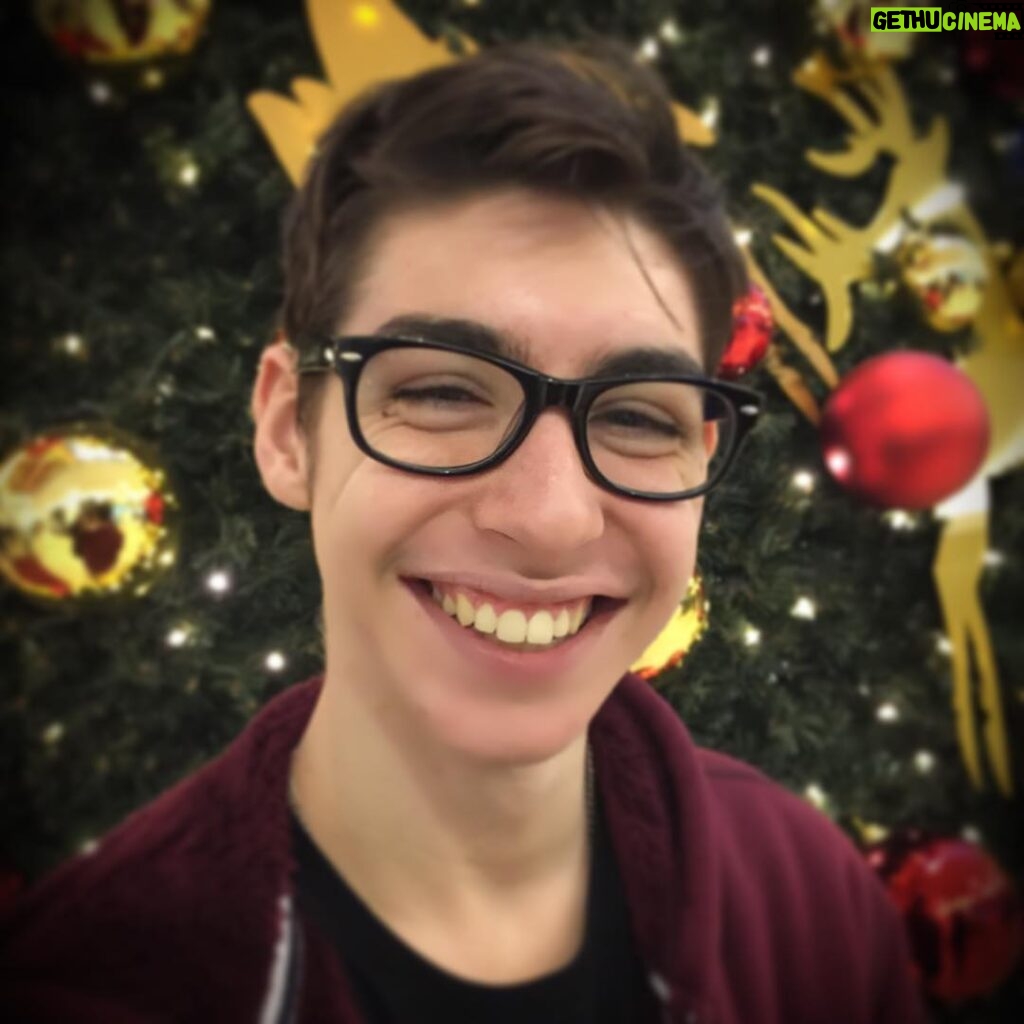 Erdal Küçükkömürcü Instagram - Ve oğlum yeni yılda gözlük takmaya başladı