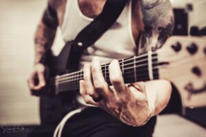 Eric Bass Instagram - Still not sure what the other two strings are for. But, to each his own I guess. #sixstrings #🤷🏻‍♂️ #shinedown #FindTheGood #thursday #thursdayvibes #thursdaythoughts #guitar #bassguitar #bassplayersunited #bassplayer