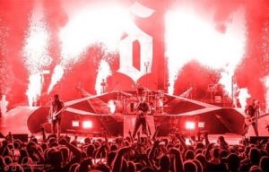 Eric Bass Instagram - Repost from @shinedown
•
We miss doing this with these people... but we can’t right now. A lot of people behind the scenes are out of jobs... We must unite and take action together to help support the live events industry.

Check out @wemakeeventsnorthamerica for more info on #RedAlertRESTART & how you can help.

#WeStandStall for the live events industry 🙌