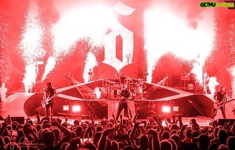 Eric Bass - 1.5K Likes - Repost from @shinedown
•
We miss doing this with these people... but we can’t right now. A lot of people behind the scenes are out of jobs... We must unite and take action together to help support the live events industry.
Check out @wemakeeventsnorthamerica for more info on #RedAlertRESTART & how you can help.
#WeStandStall for the live events industry 🙌