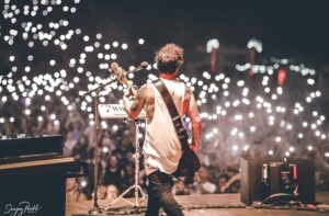 Eric Bass Instagram - Its hard to believe that we can make a living doing this. It never escapes me how blessed we are as a band, not only to have each other, but to have YOU the fans on this long journey with us. 🔥🔥🔥❤️❤️❤️ #shinedown #attentionattention #fans #rockmusic #rockandroll #rockfans #wednesday #wednesdayvibes #wednesdaywisdom #wednesdaymotivation 📸by: @jamespatrickcooperphotography & @sanjayparikhphoto