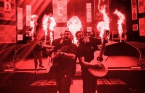 Eric Bass Instagram - Repost from @shinedown
•
We miss doing this with these people... but we can’t right now. A lot of people behind the scenes are out of jobs... We must unite and take action together to help support the live events industry.

Check out @wemakeeventsnorthamerica for more info on #RedAlertRESTART & how you can help.

#WeStandStall for the live events industry 🙌