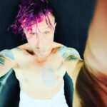 Eric Bass Instagram - “Be sure that you are not overvaluing the things you don’t have, and undervaluing the things you do.” #undervaluedtowel #overvaluedpants #shinedown #daylight #planetzero #jordanpeterson #thursday #thursdayvibes #thursdaymotivation #thursdaythoughts #thursdayselfie #shamelessselfie Hamburg, Germany