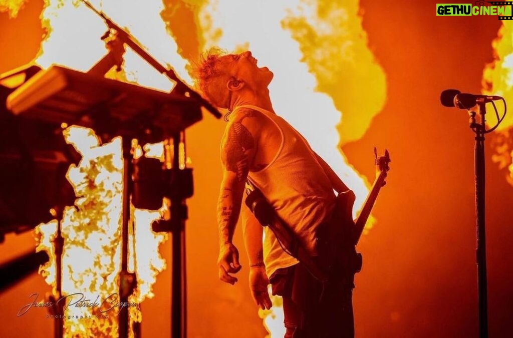 Eric Bass Instagram - Is it cold in here, or is it just me? 📸 by: @jamespatrickcooperphotography #shinedown #planetzero #fire #isitcoldinhere #mondaymotivation #monday #mondaymood