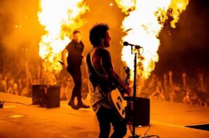 Eric Bass Instagram - Its hard to believe that we can make a living doing this. It never escapes me how blessed we are as a band, not only to have each other, but to have YOU the fans on this long journey with us. 🔥🔥🔥❤️❤️❤️ #shinedown #attentionattention #fans #rockmusic #rockandroll #rockfans #wednesday #wednesdayvibes #wednesdaywisdom #wednesdaymotivation 📸by: @jamespatrickcooperphotography & @sanjayparikhphoto