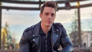 Eric Osmond Instagram - 𝐒𝐞𝐞 𝐫𝐞𝐣𝐞𝐜𝐭𝐢𝐨𝐧 𝐚𝐬 𝐚 𝐫𝐞𝐝𝐢𝐫𝐞𝐜𝐭𝐢𝐨𝐧.

Rejection is a fairly universal experience and being turned down can either stop you from trying again, or you bounce back from that rejection stronger than before. Everyone has felt the sting… but mentally strong people use that pain to grow stronger and become better. 

•Acknowledge how you feel and please treat yourself with compassion.
•View the rejection as evidence you're pushing your limits. 
•Never ever let rejection define you.
•Use rejection as an opportunity to move forward with more experience and wisdom, "what did I learn?"

👉 Don't lose your momentum, instead let rejection illuminate a new path for you! 👈

#photoshoot #model #men #rockstar #malemodel #utahmodel #ericosmond