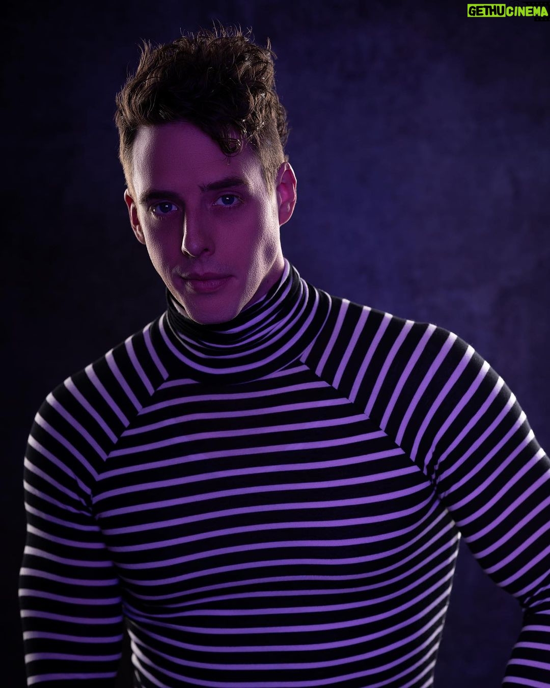 Eric Osmond Instagram - New @spotify #headshot by the amazing @definitionfoto Thanks brother. π€π»πΆπ€πΈπΉ #rocktronic #synthwave #edmphotography #dramaticlighting Utah, USA
