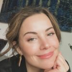 Erica Durance Instagram - A couple years ago I moved into my new place. Starry Starry Night was one of my first purchases for I needed to believe in dreams. Here I am feeling the peace and rest that comes from the pain of being truthful to others and most importantly to myself. Still so far to go, but I look to the future with hope and courage and with so much love. Happy Holidays from Me and mine to you and yours 🥰♥️♥️