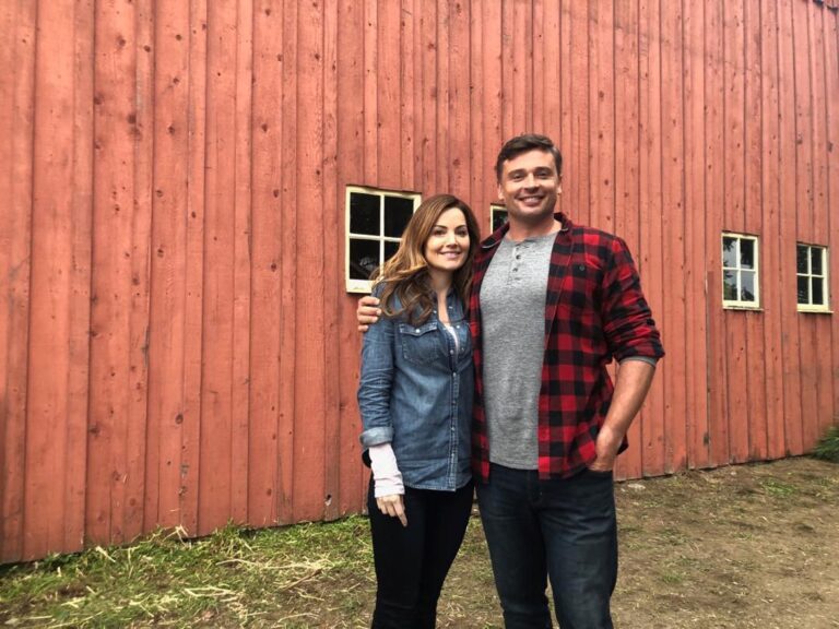 Erica Durance Instagram - So, I was just minding my own business, and I ran into this guy😊 @tomwelling #Smallville #crisis #loisandclark. Laughed until I cried! So much fun 🤗