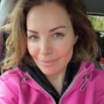 Erica Durance Instagram - Before and aft pics. Getting ready for another movie!!! Thanks for the magical hair transformation my wonderful friend and stylist @jadapinka you save me over and over again 🥰🥰